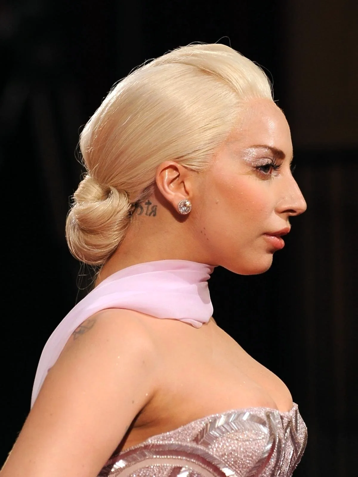 Леди Гага в профиль