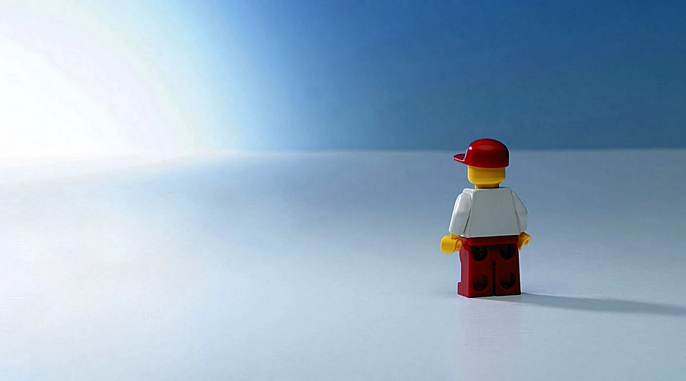 Лего человечки на фоне природы