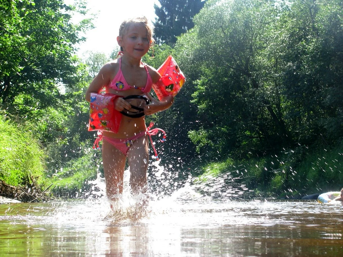 Лето дети купаются в реке