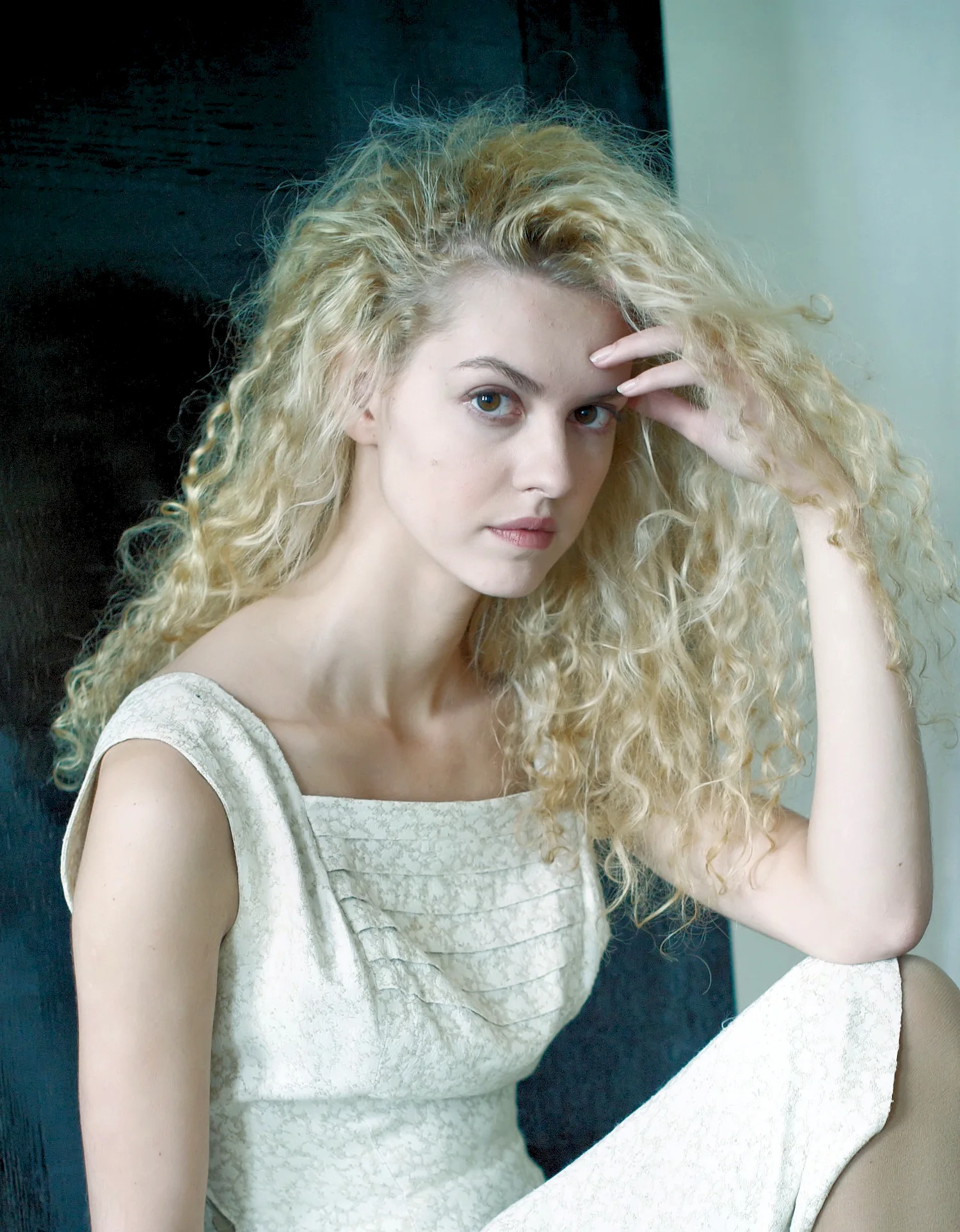 Российская актриса с кудрявыми волосами (64 фото)