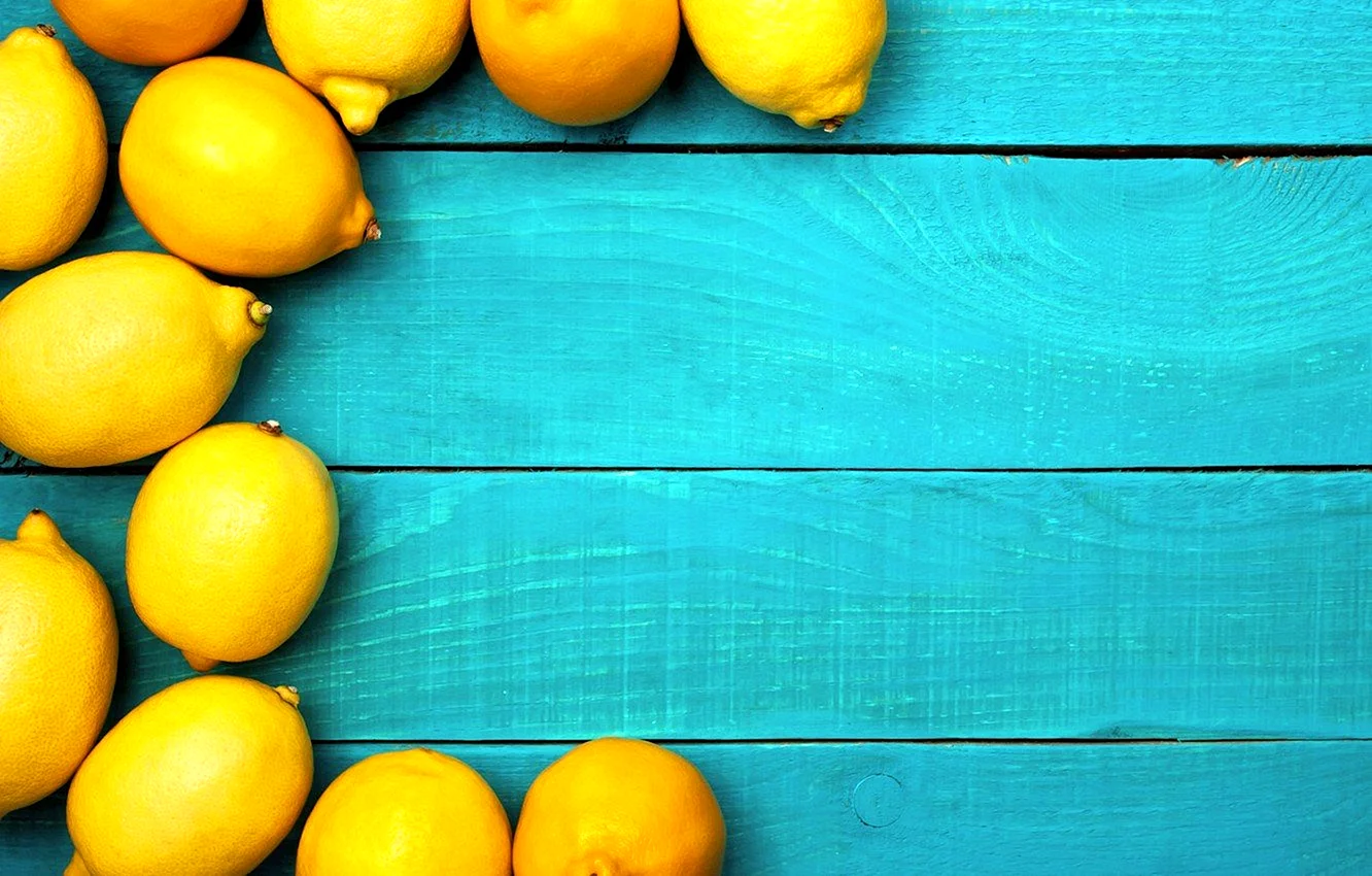 Лимоны на синем фоне