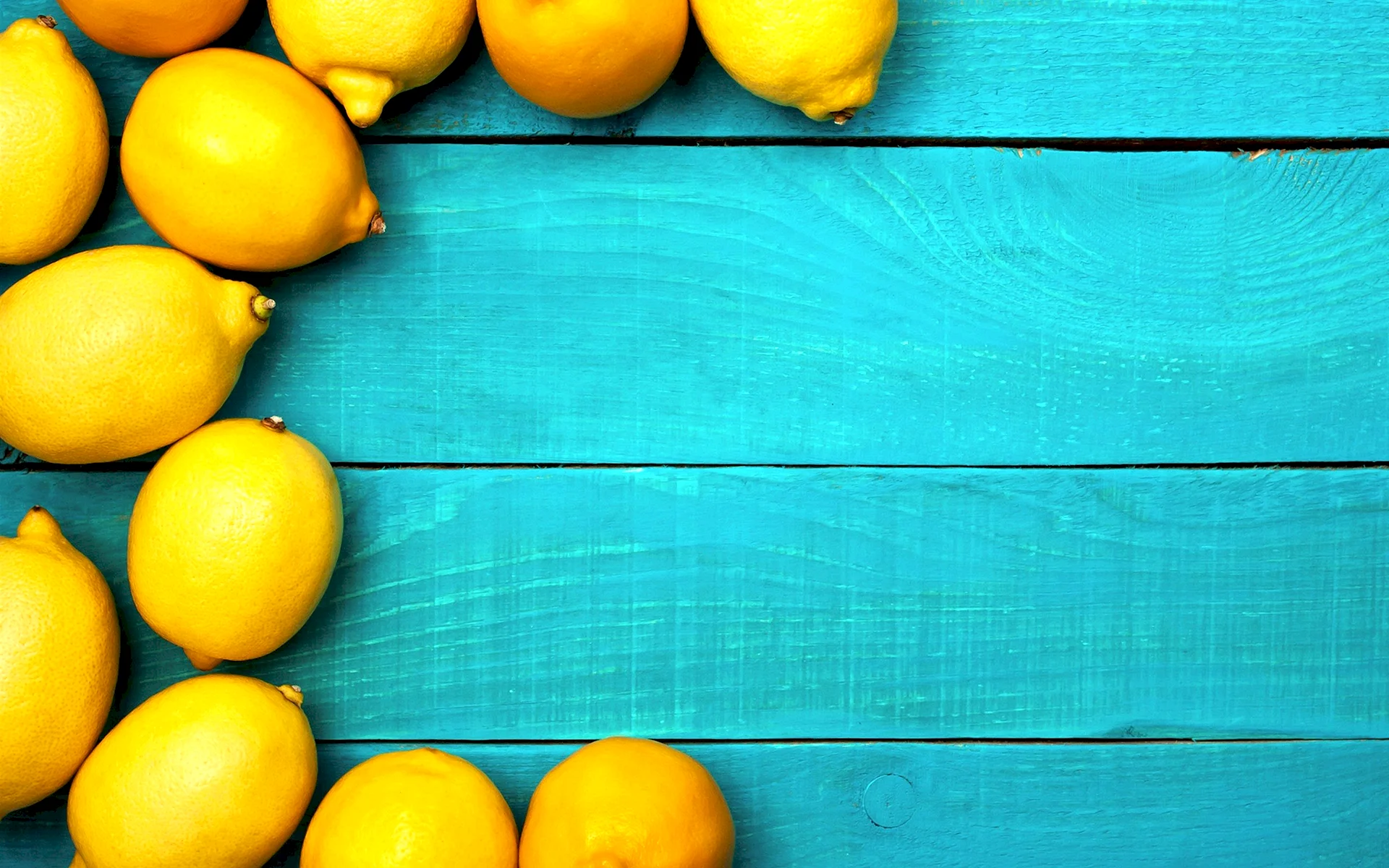 Лимоны на синем фоне