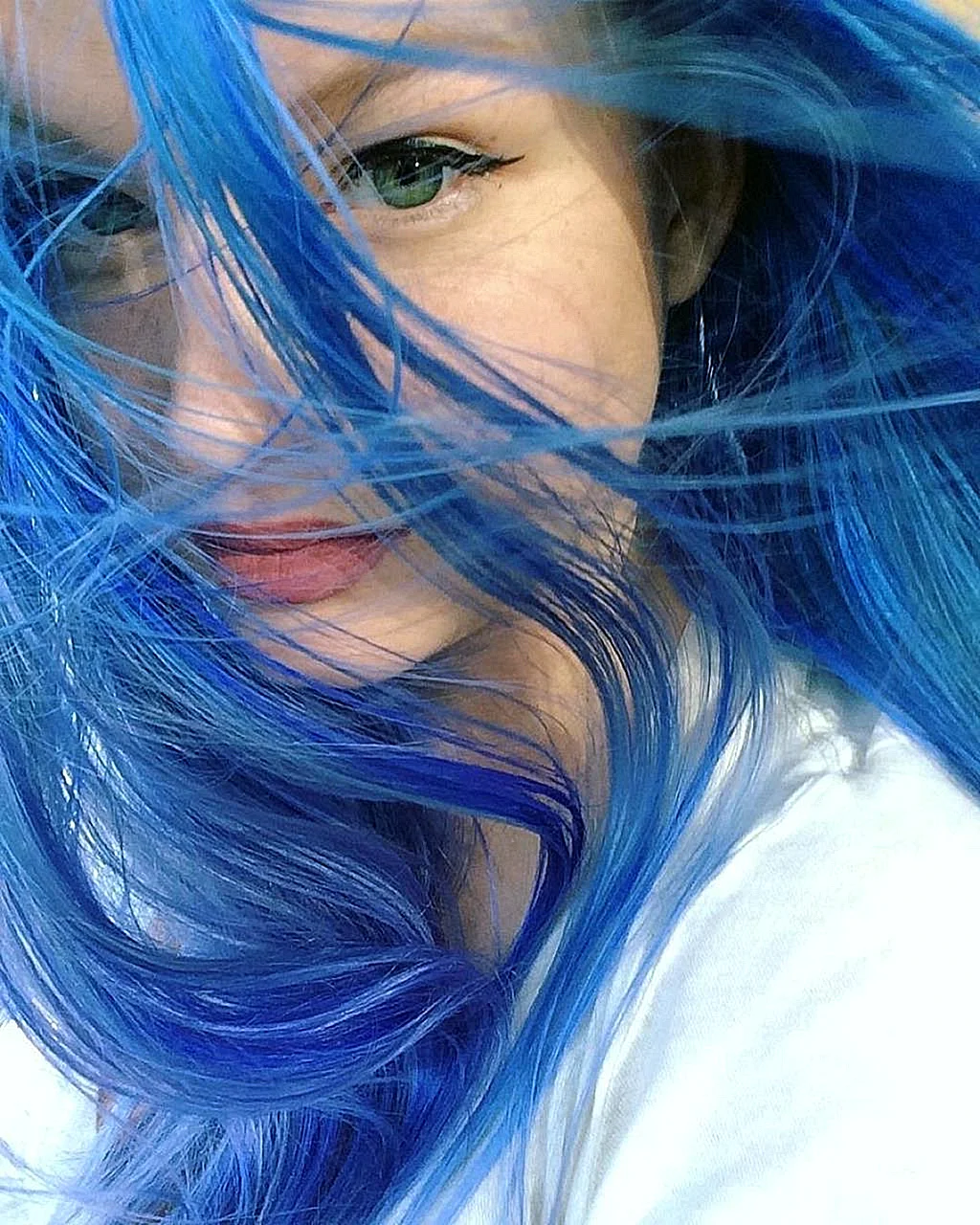Лиза Бродская синие волосы