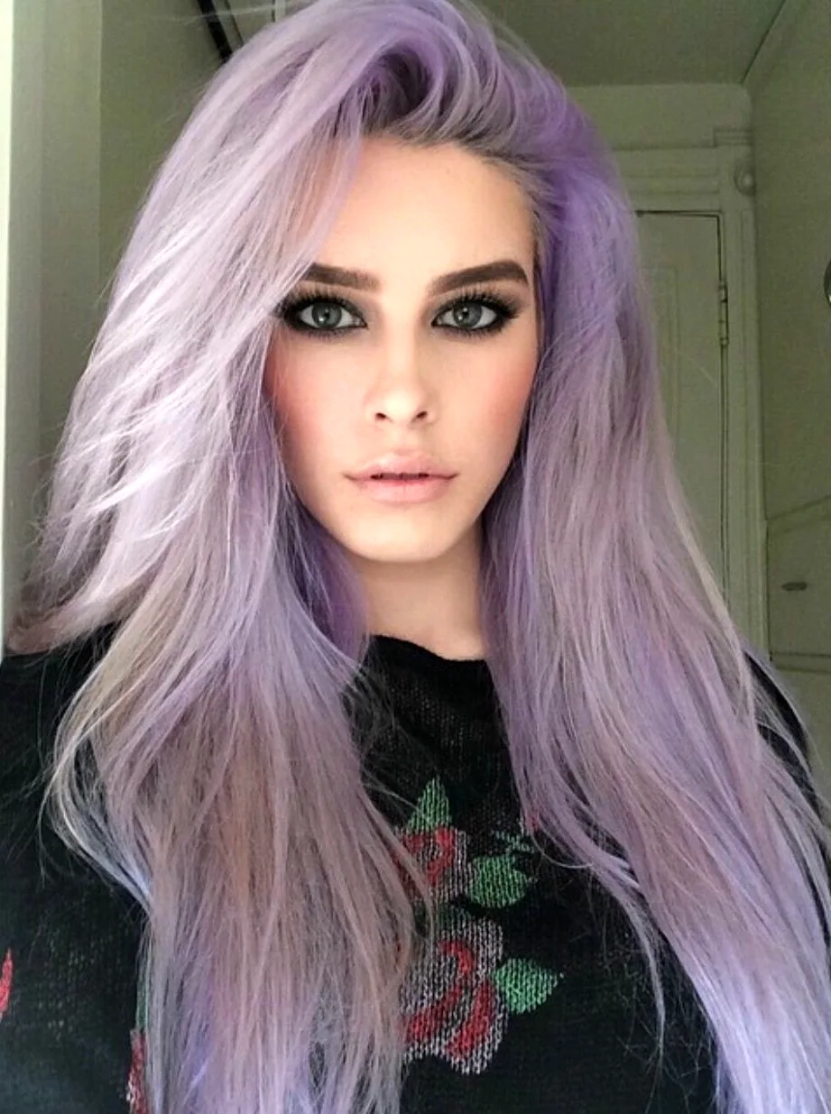 Лорен Калавей с фиолетовыми волосами