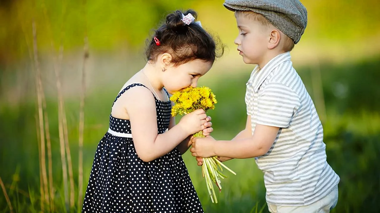 Мальчик дарит девочке цветы