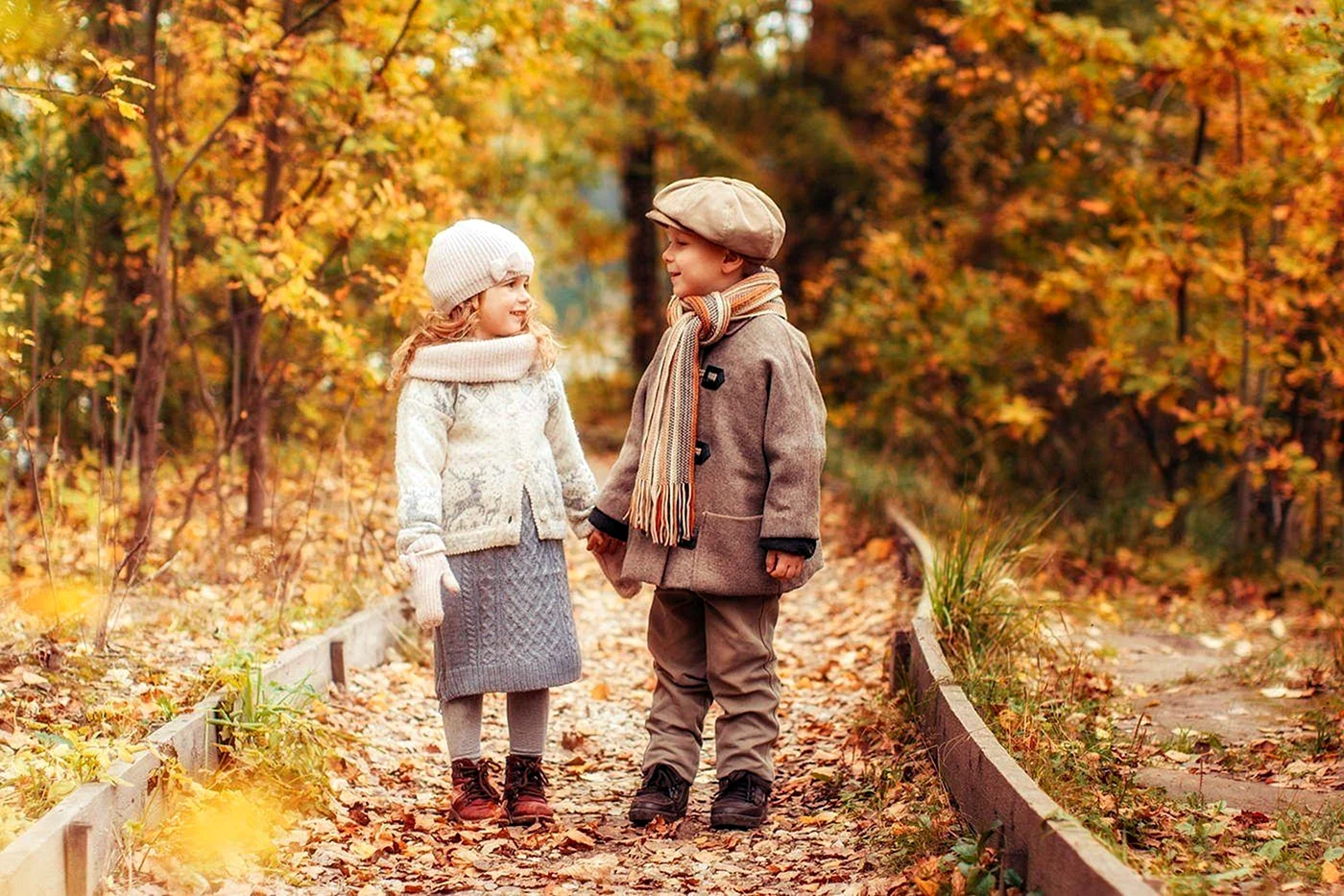 Мальчик и девочка осень
