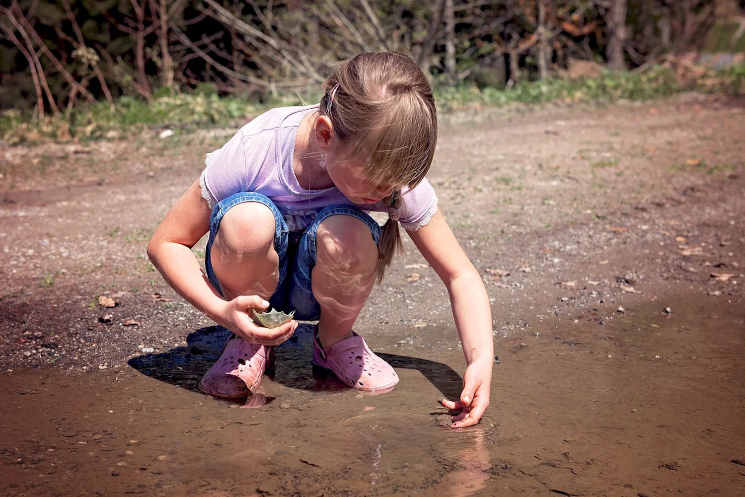 Мальчик и девочка в грязи
