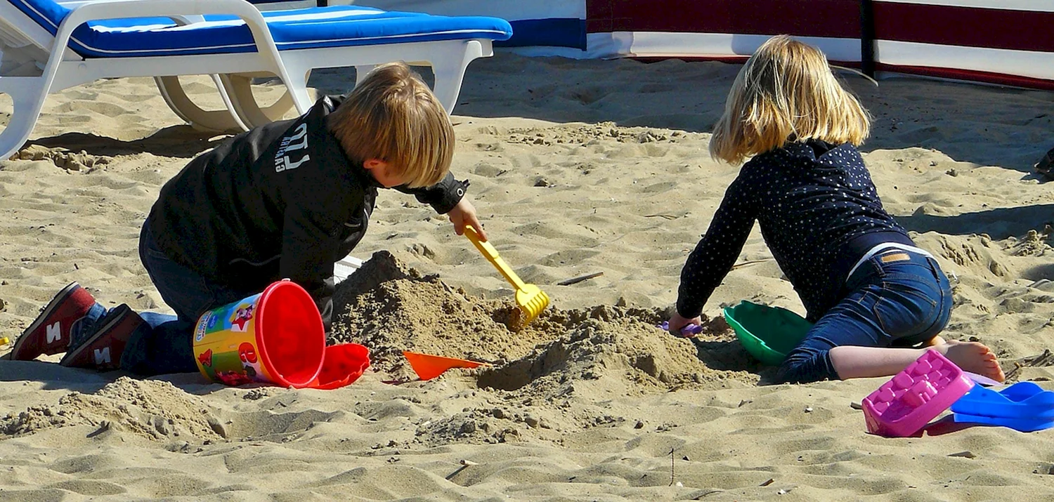 Мальчик и девочка в песочнице