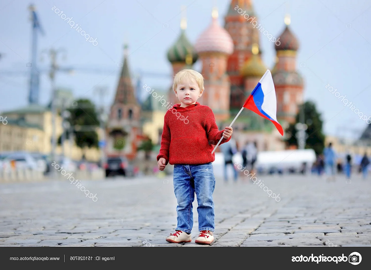 Мальчик машет флагом России