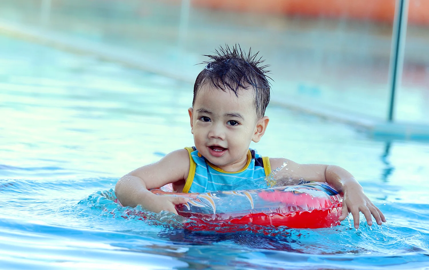 Мальчик плавает