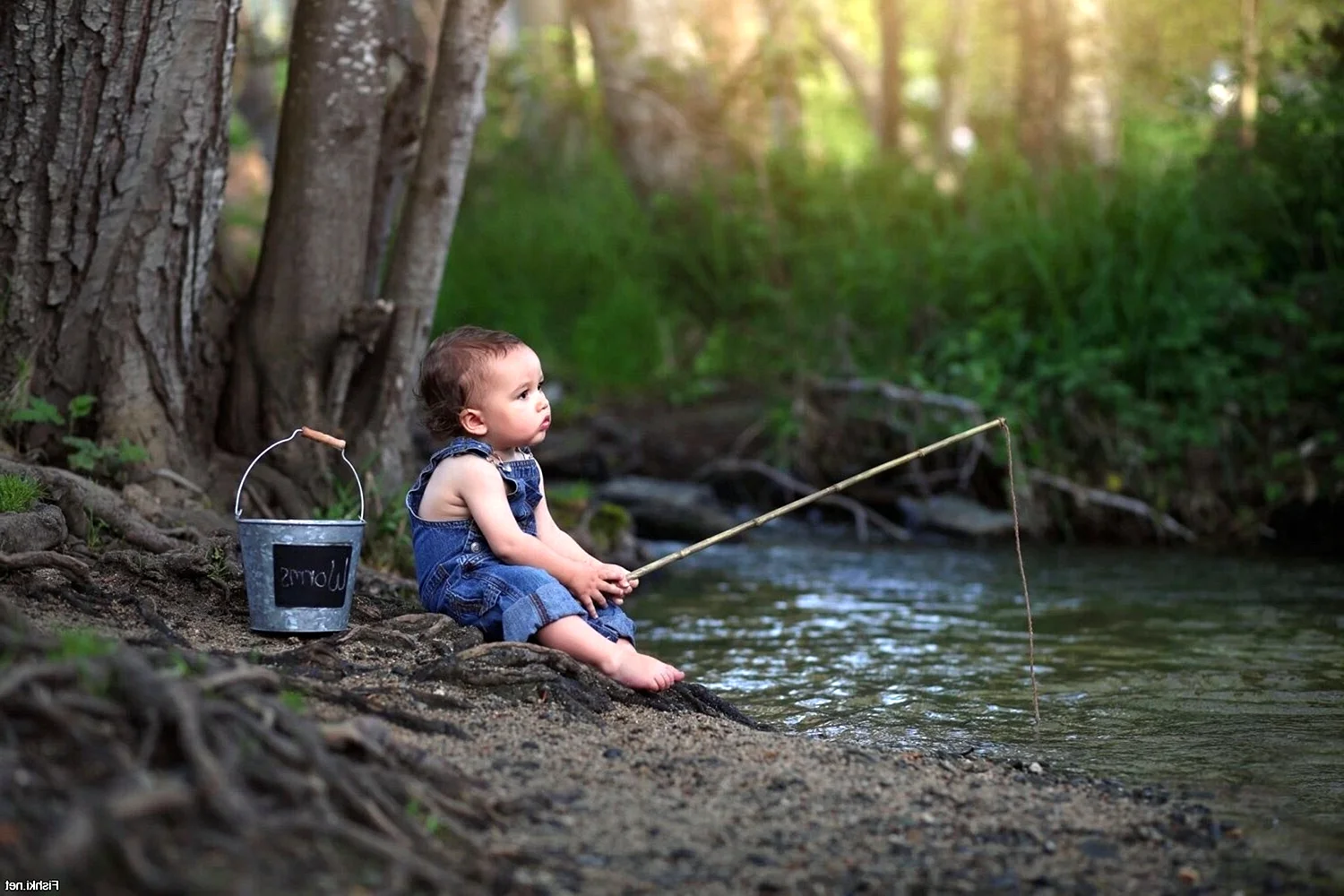 Мальчик рыбачит