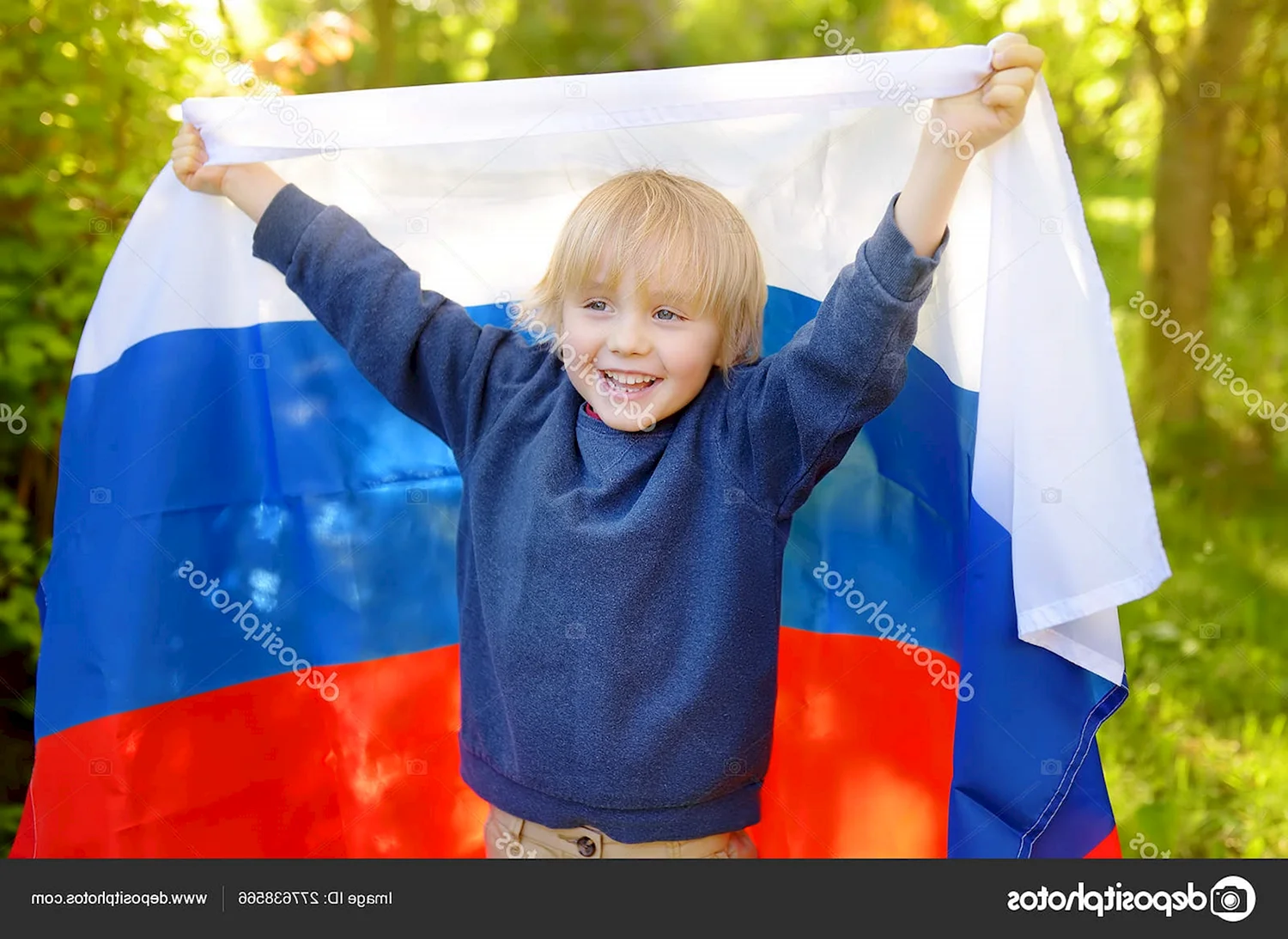 Мальчик с флагом России