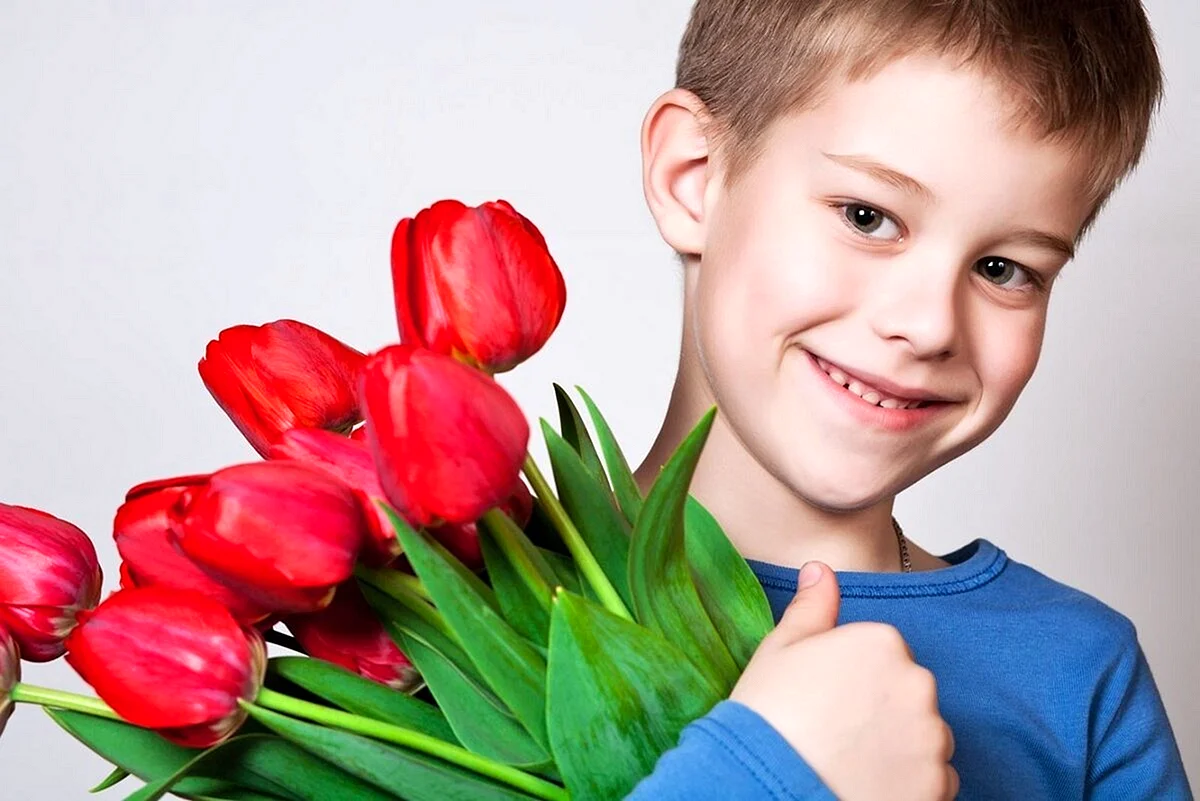 Мальчик с тюльпанами