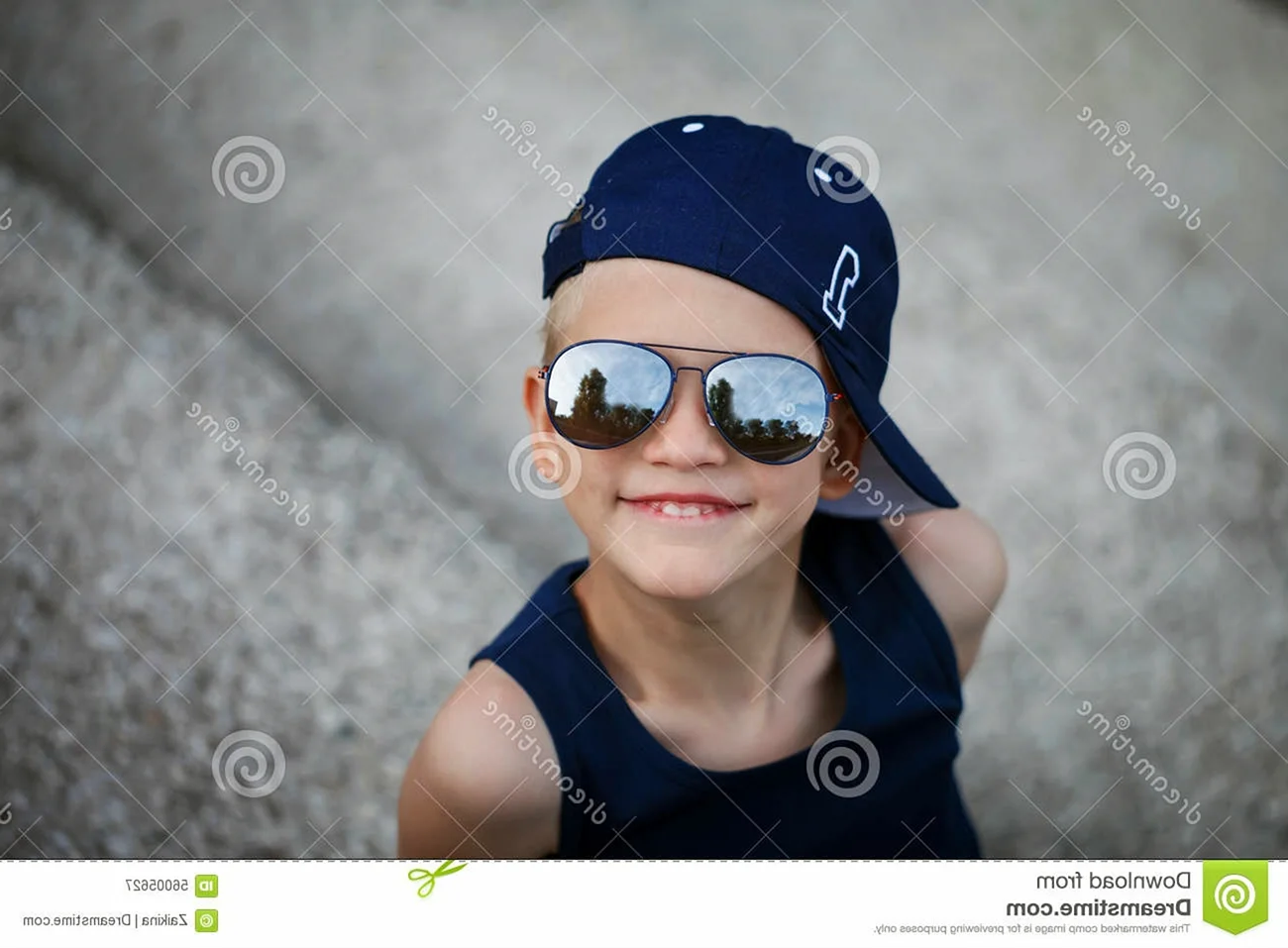 Мальчик в кепке и очках