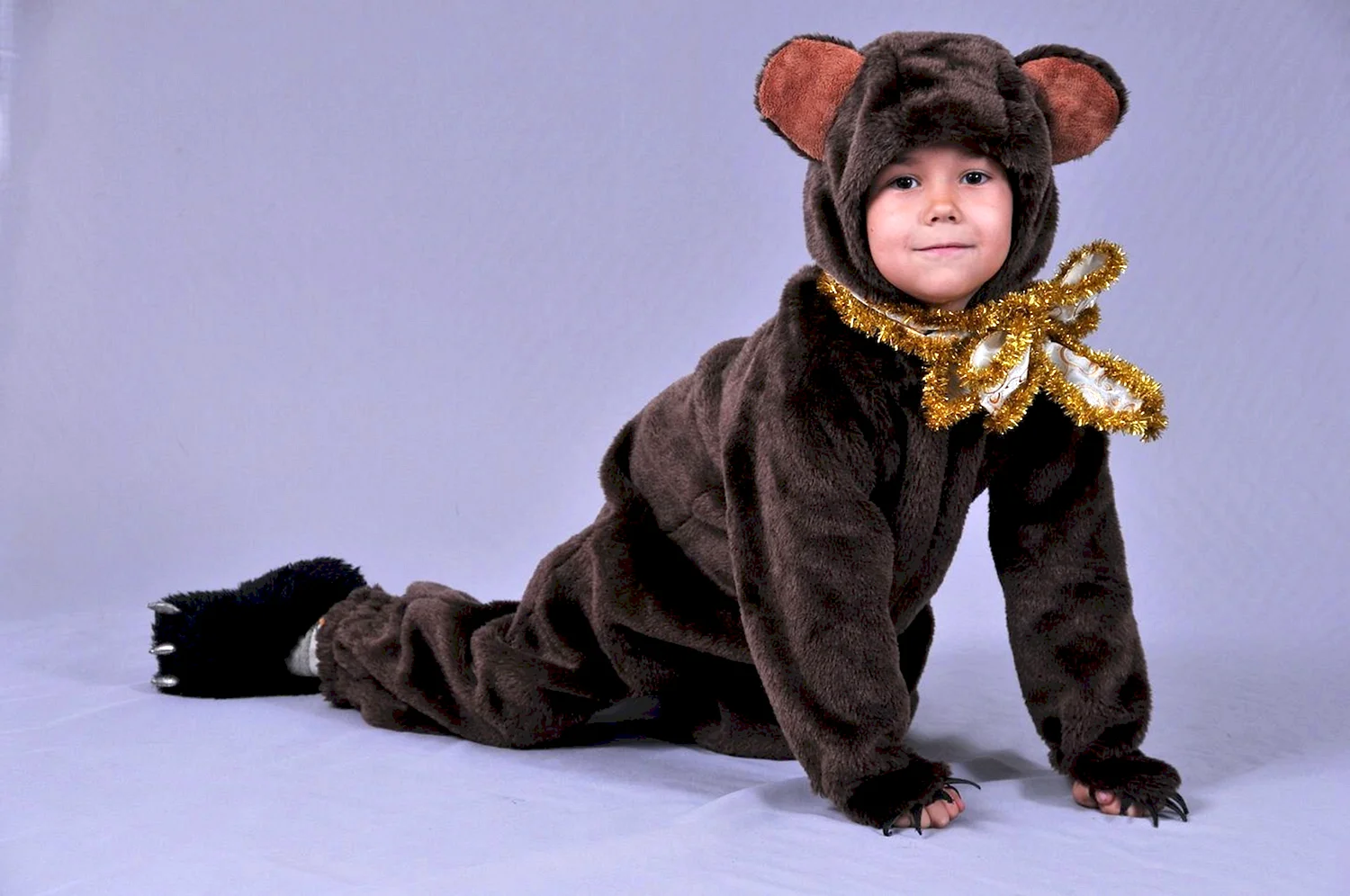 Мальчик в костюме медведя Адора