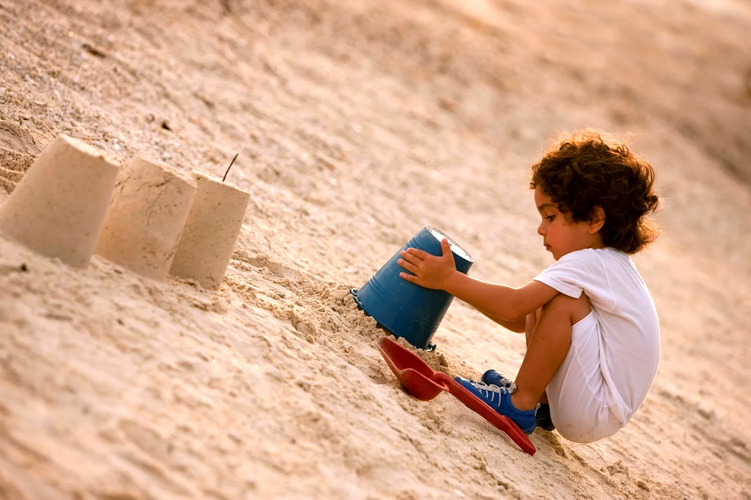 Мальчик в песочнице