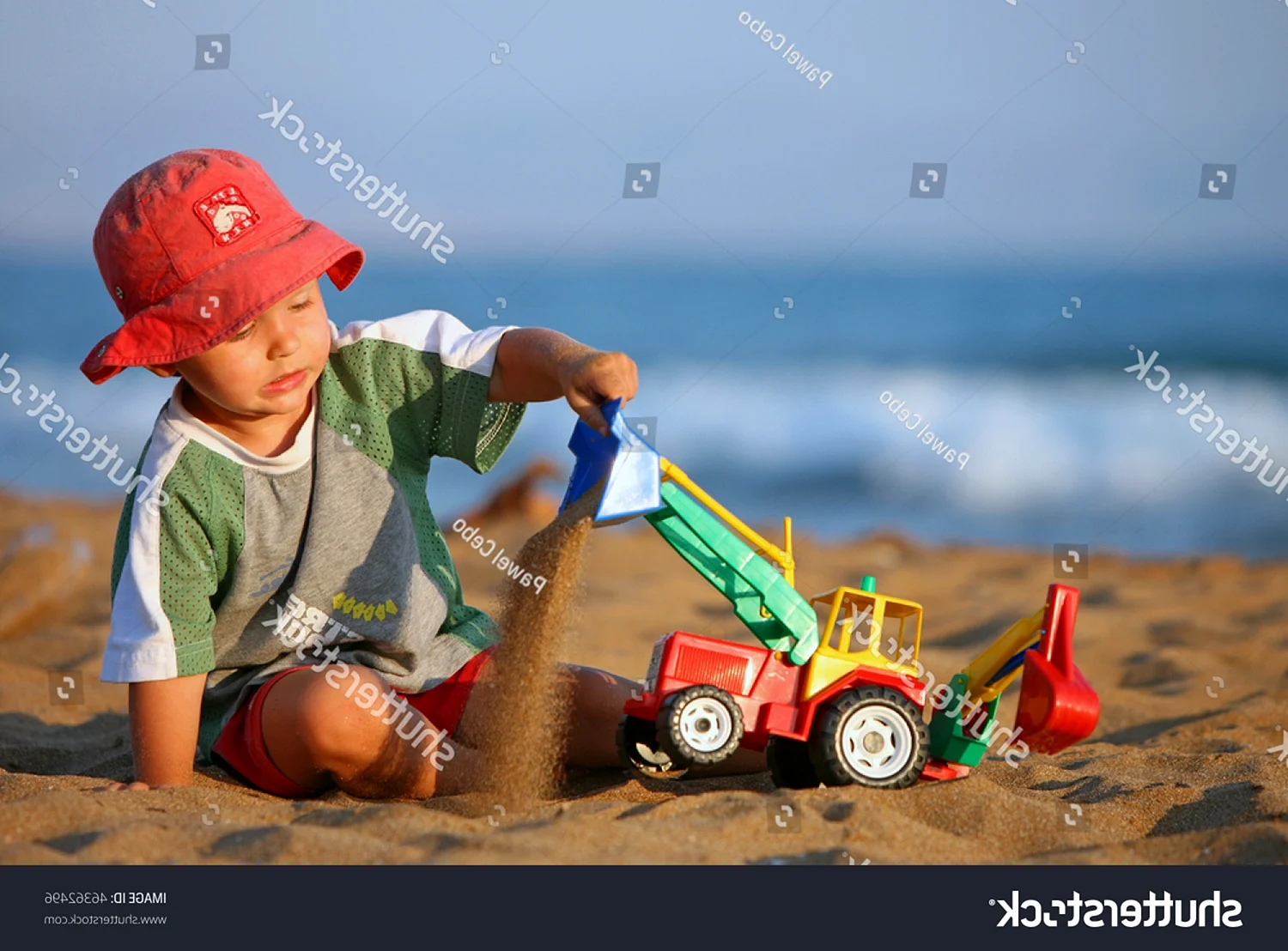Мальчик в песочнице с машинкой