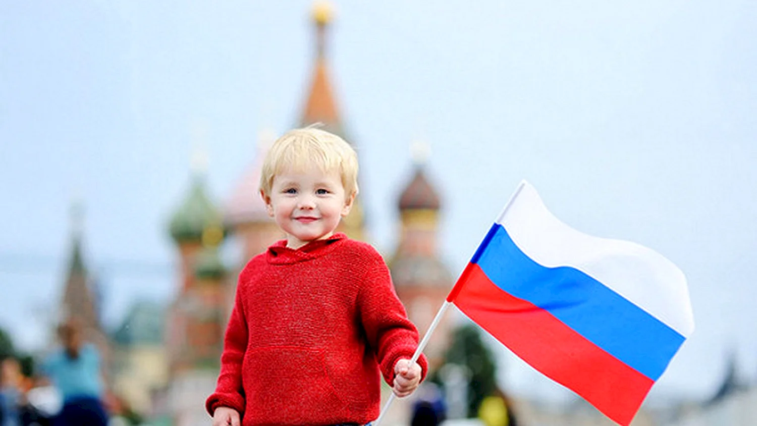 Маленькая девочка с российским флагом