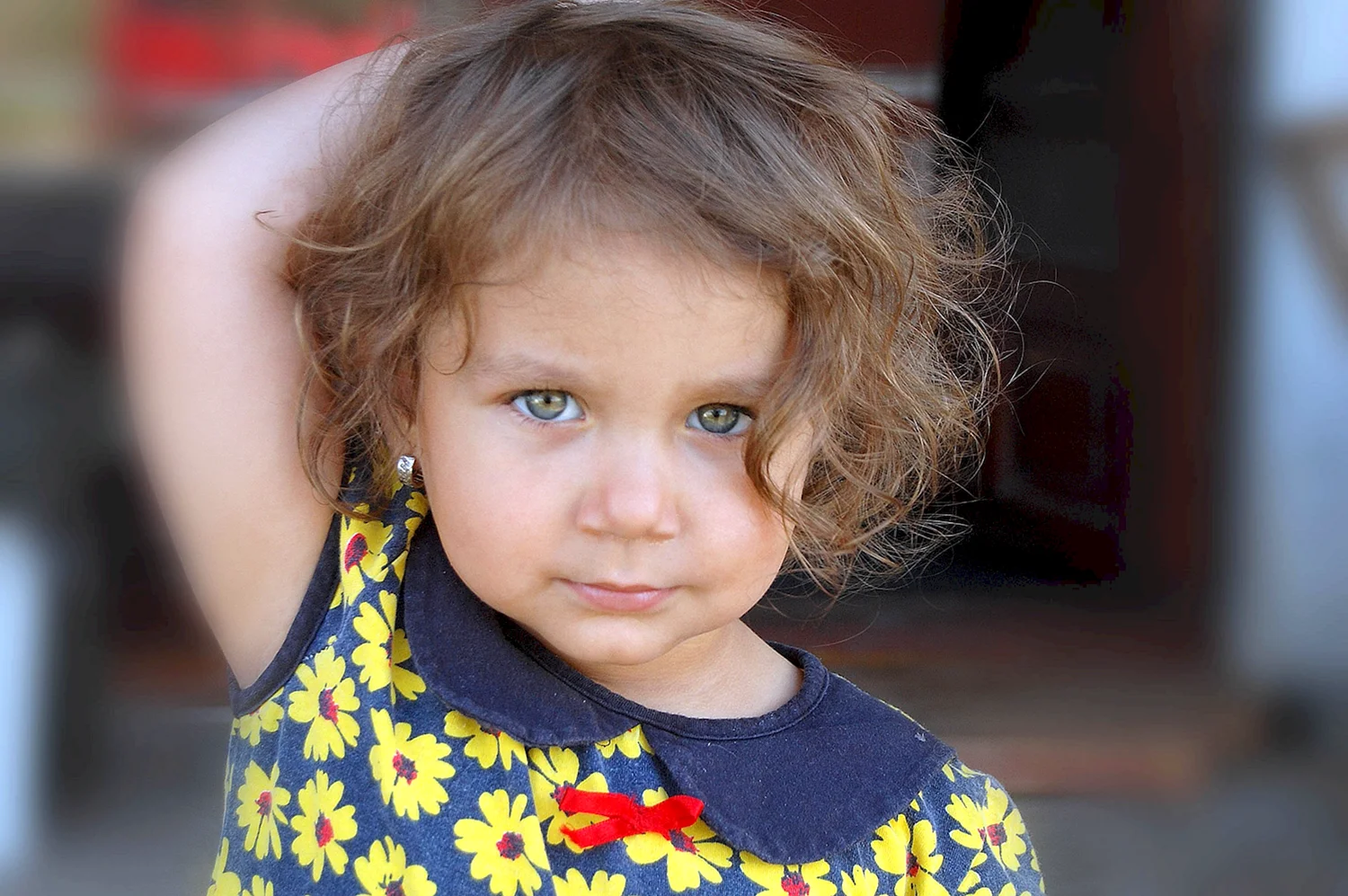 Маленькая девочка с зелеными глазами