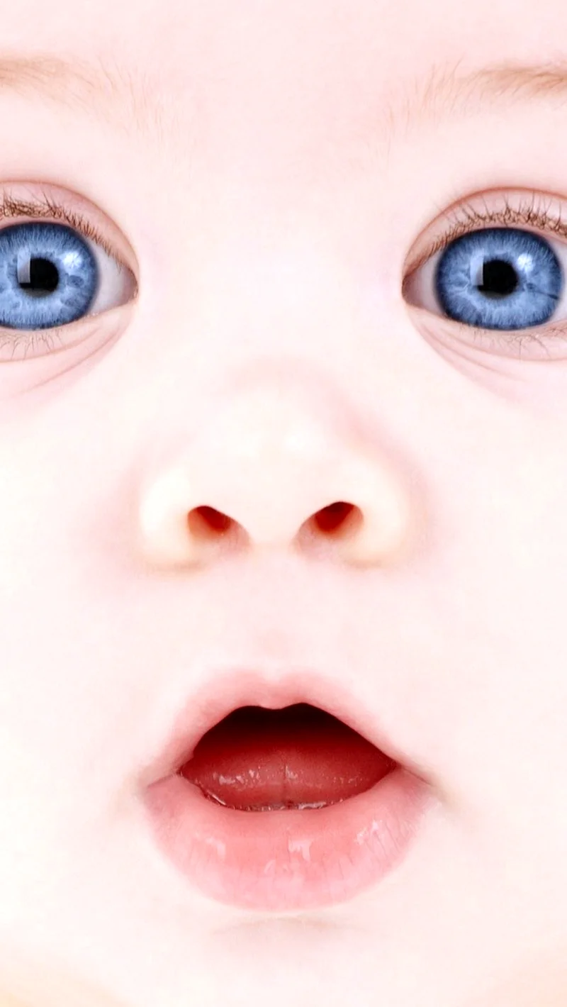 Маленькие дети с голубыми глазами