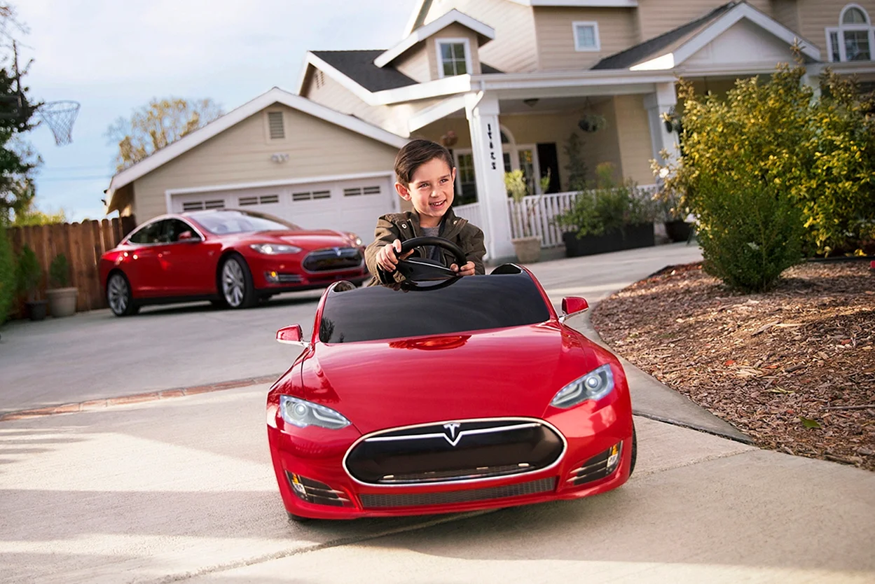 Маленький электромобиль Тесла