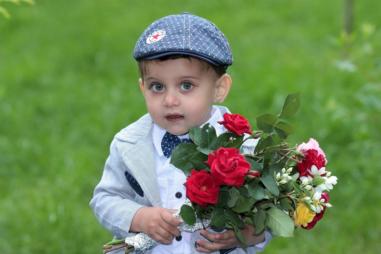 Маленький мальчик с цветами