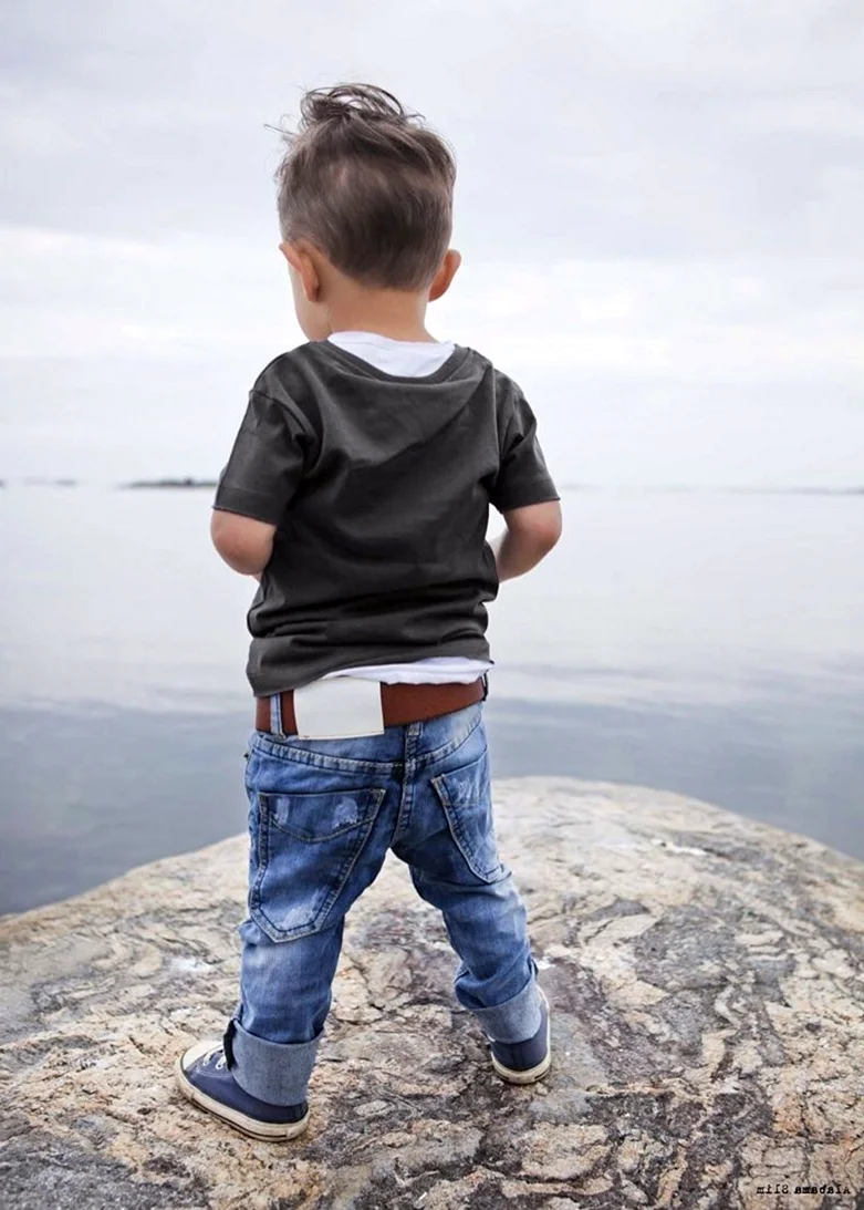 Маленький мальчик в джинсах