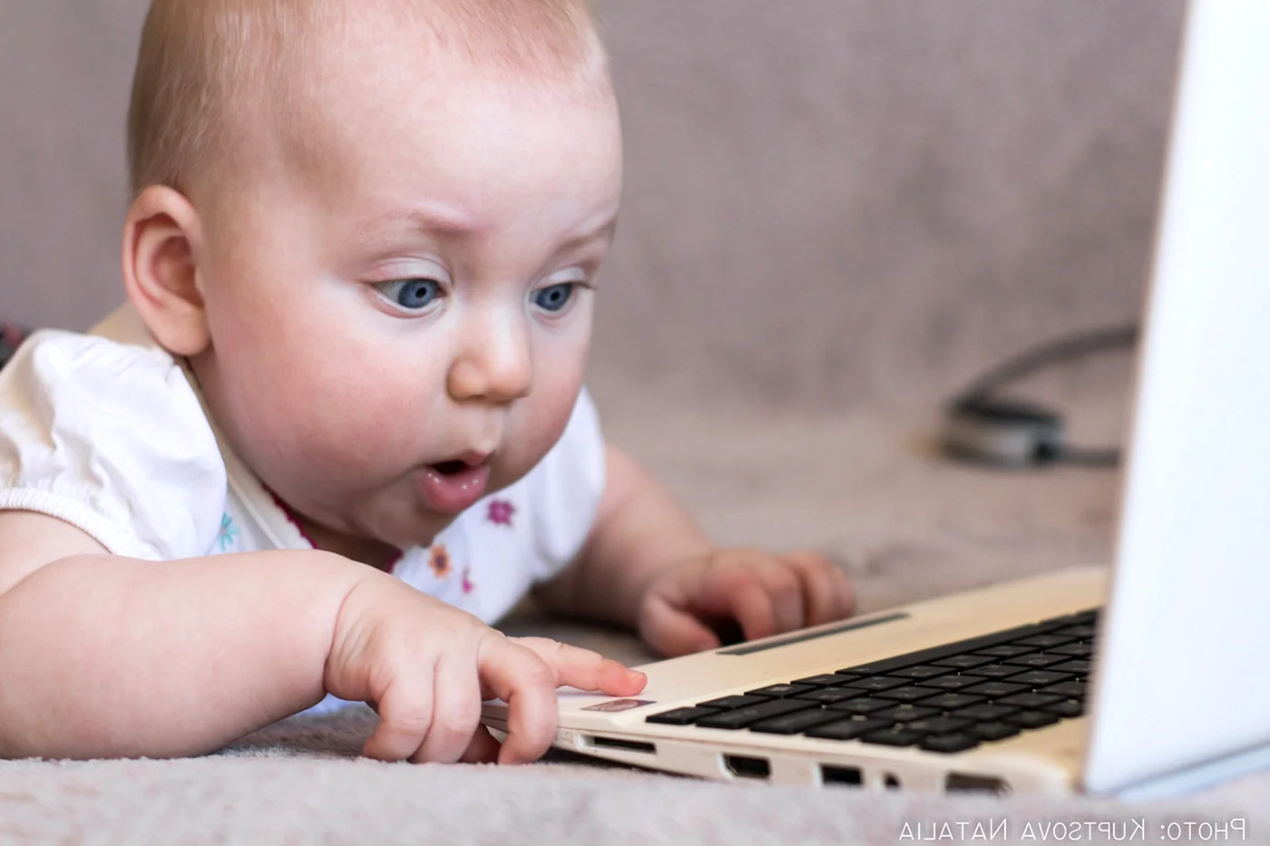Маленький ребенок за компьютером