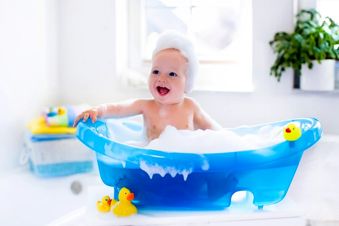 Малыш купается в ванночке