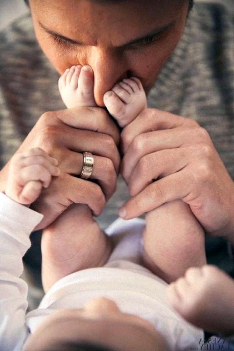 Малыш на руках у папы
