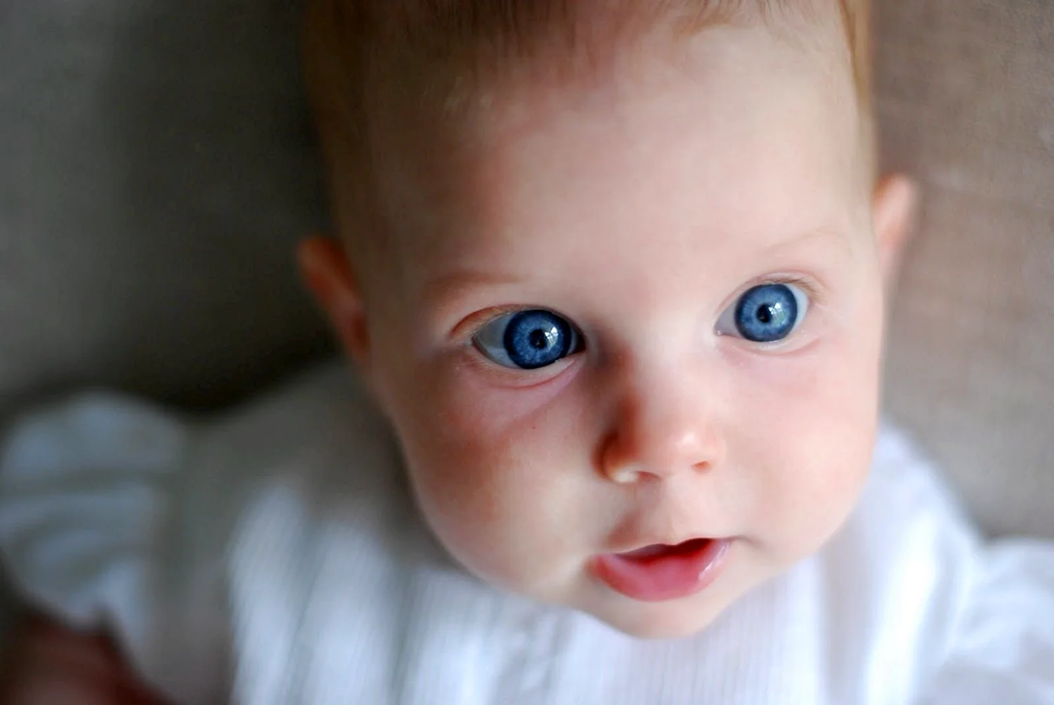 Малыш с большими глазами
