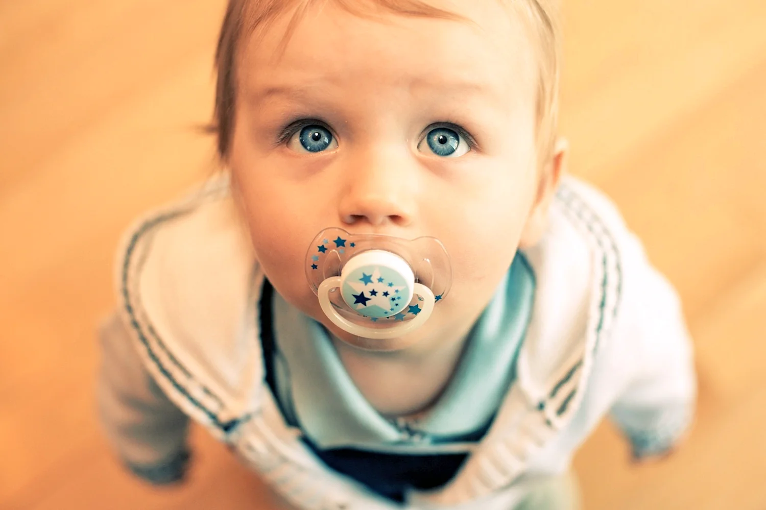 Малыш с голубыми глазами