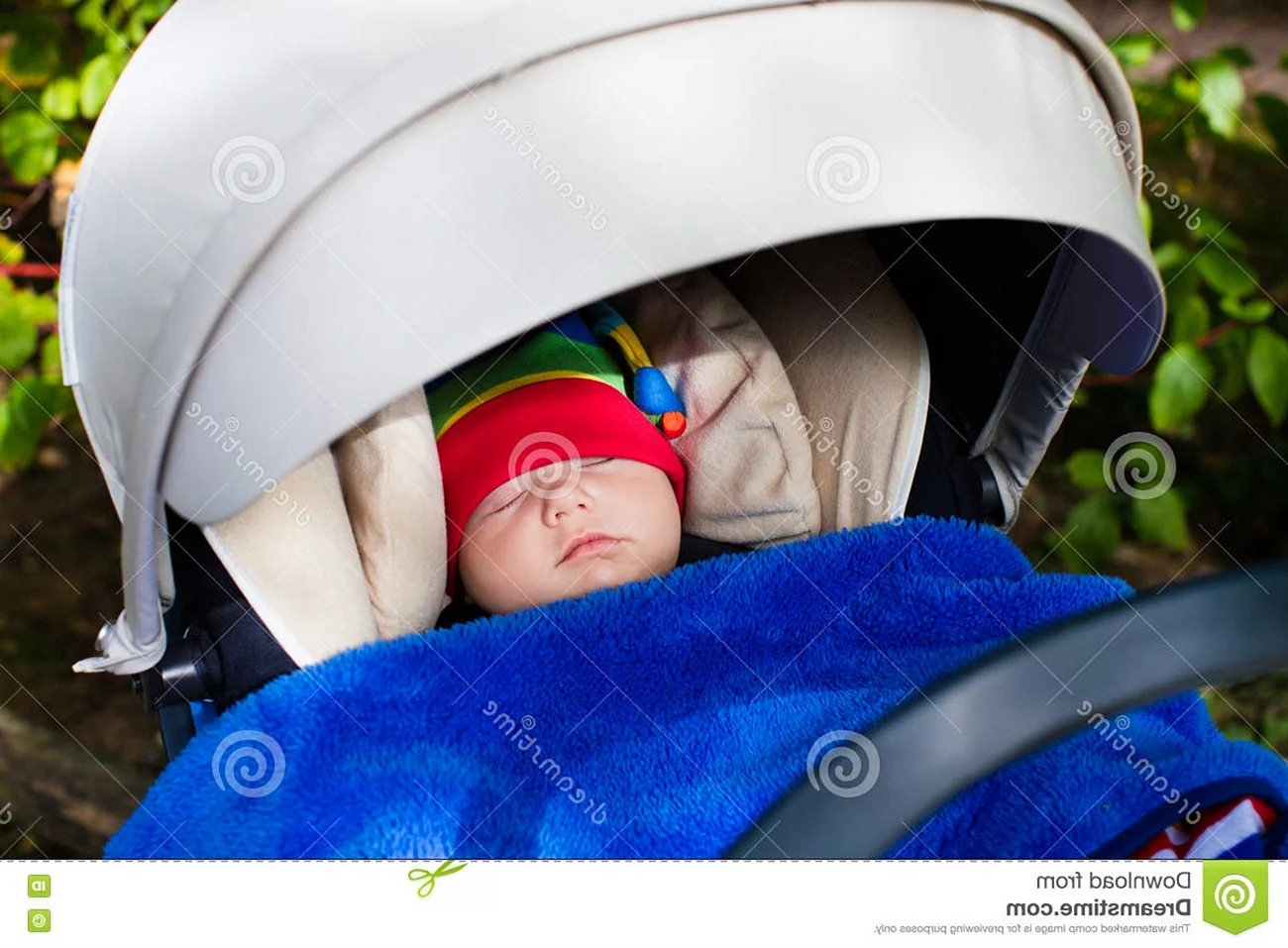 Малыш спит в коляске