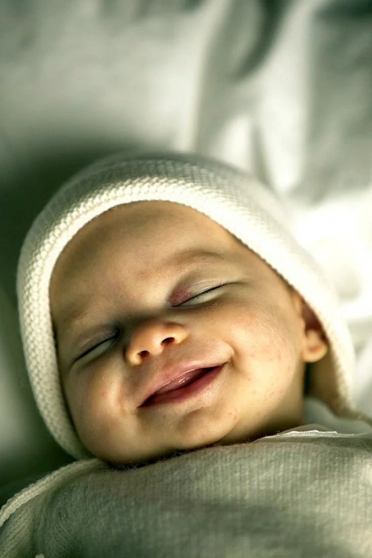 Малыш улыбается