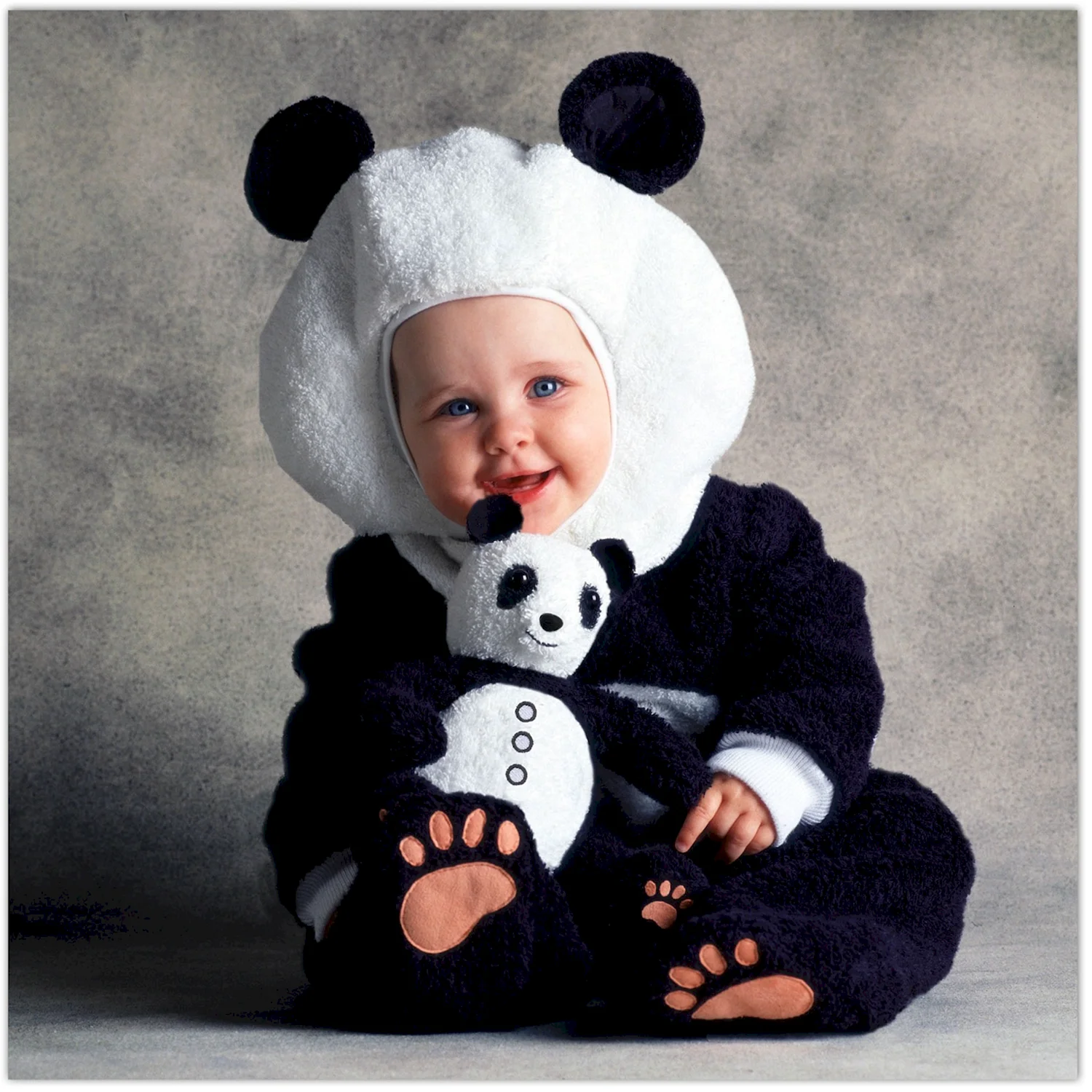 Малыш в костюме панды