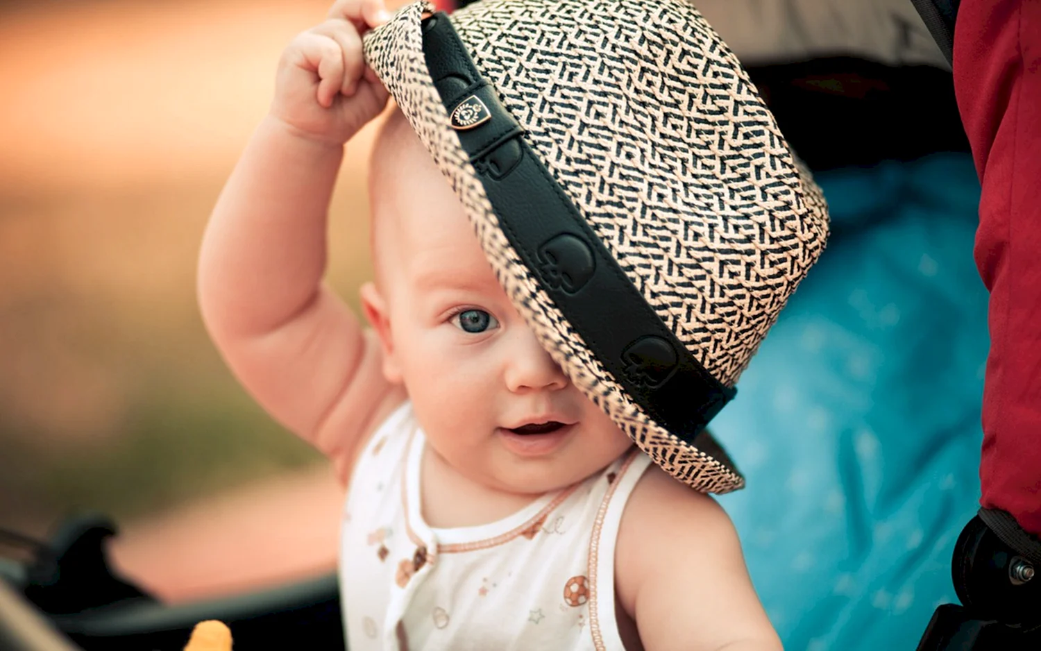 Малыш в шляпе