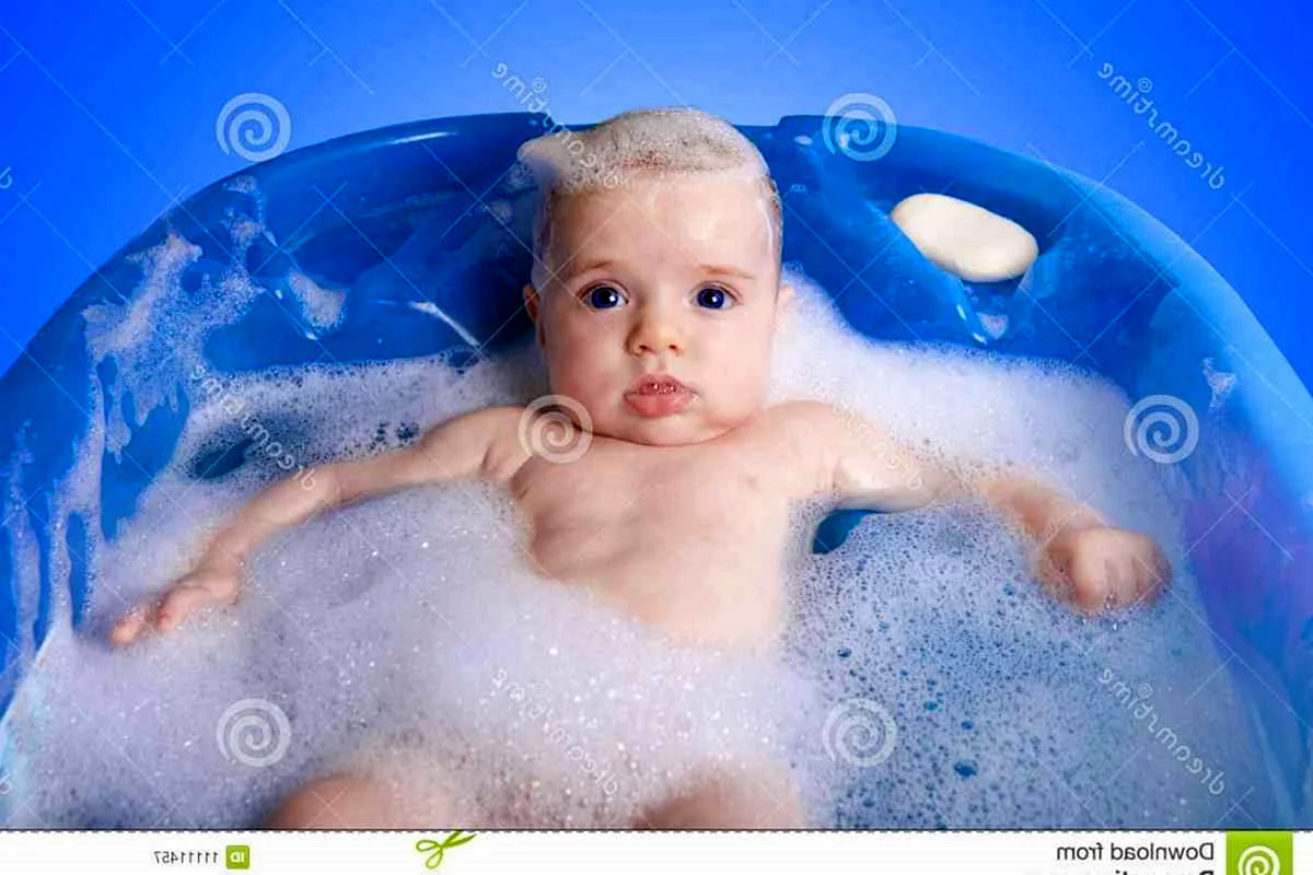 Малыш в ванной
