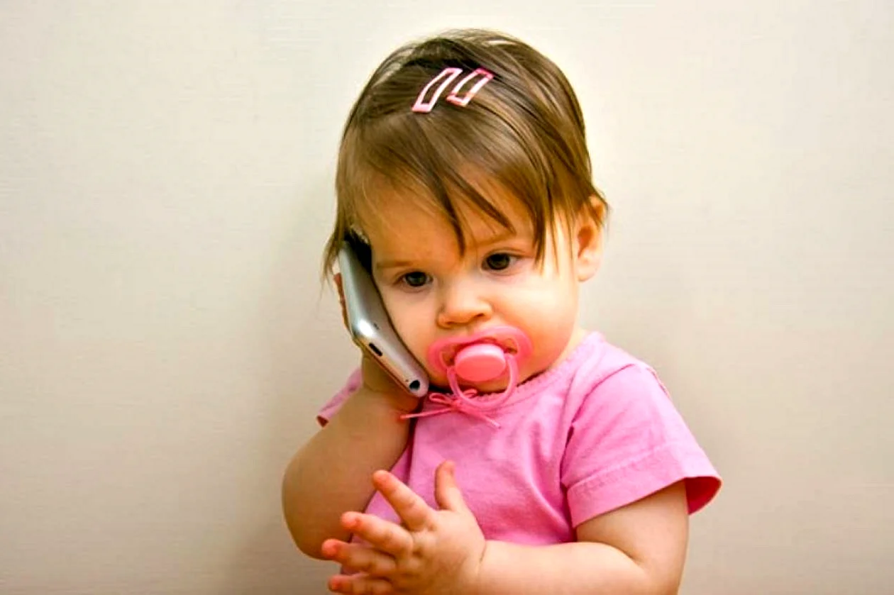 Малышка с телефоном