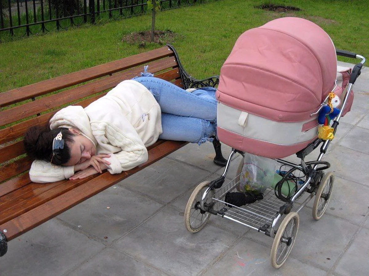 Мама с коляской спит