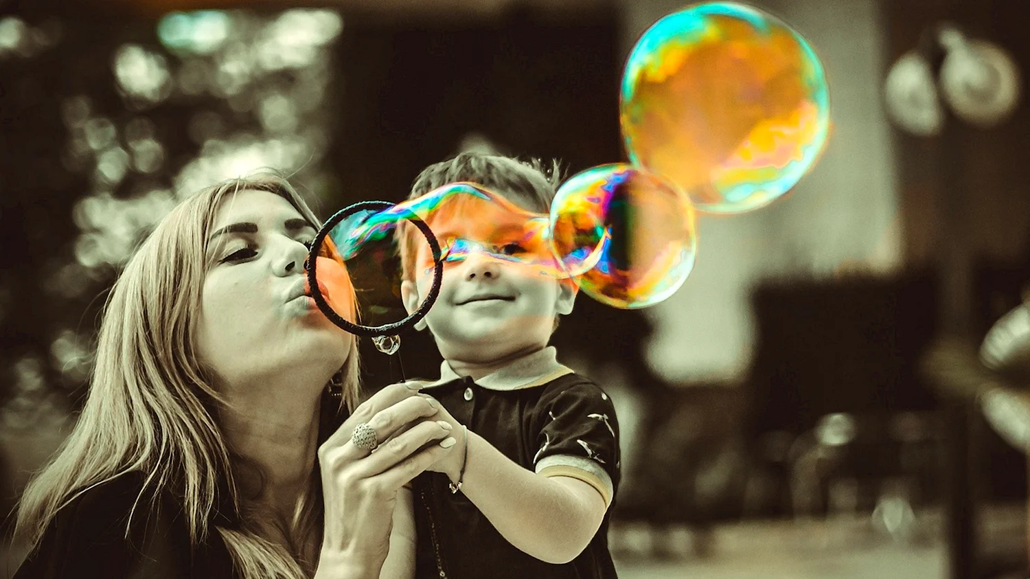 Мама с ребенком мыльные пузыри