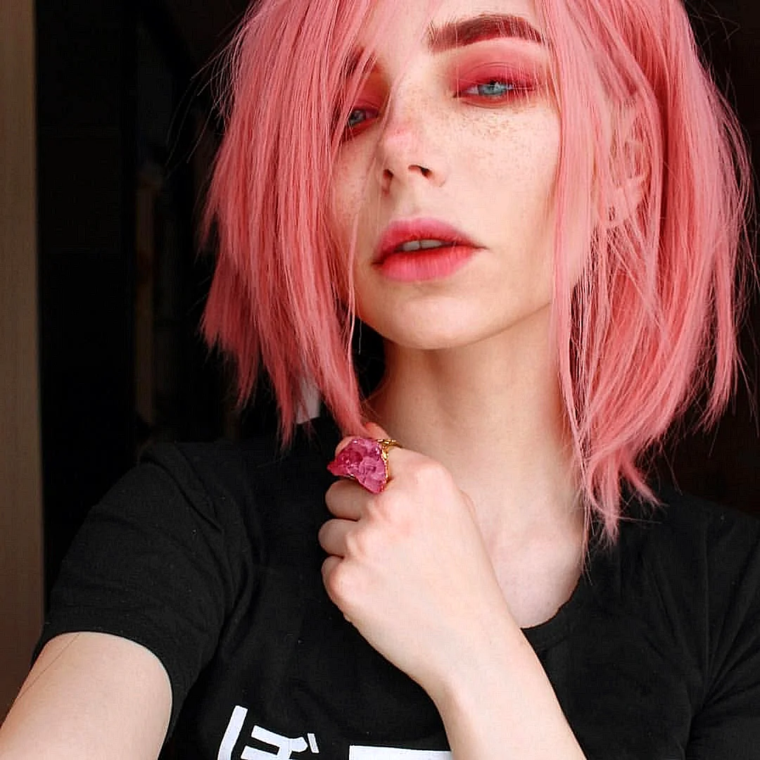 Маргарита Дегтярева с розовыми волосами
