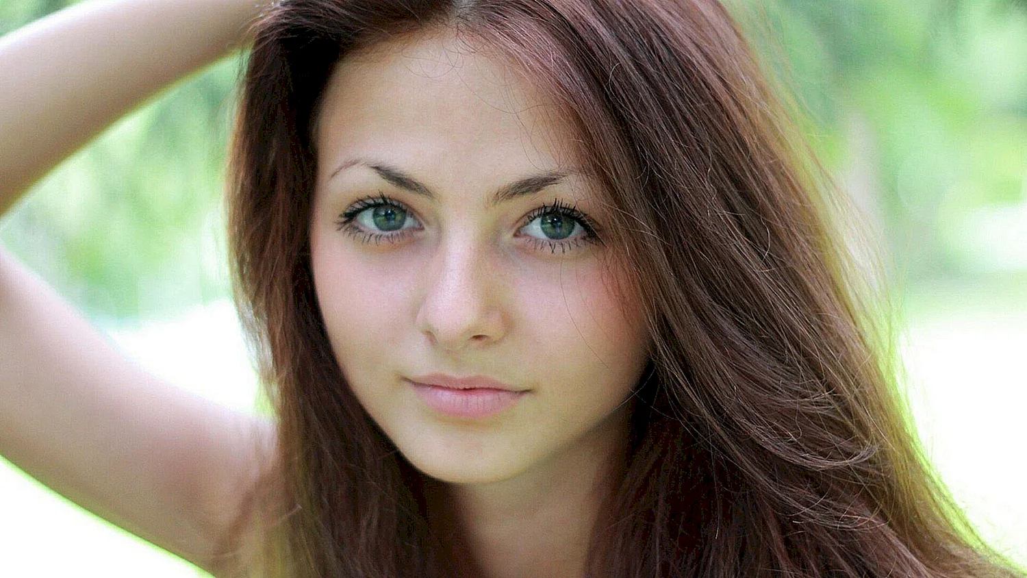 Девушка младше 14 лет. Девушка с зеленымигллазами. Зелёные глаза у девушек. Девушка с зверинимы глазами.