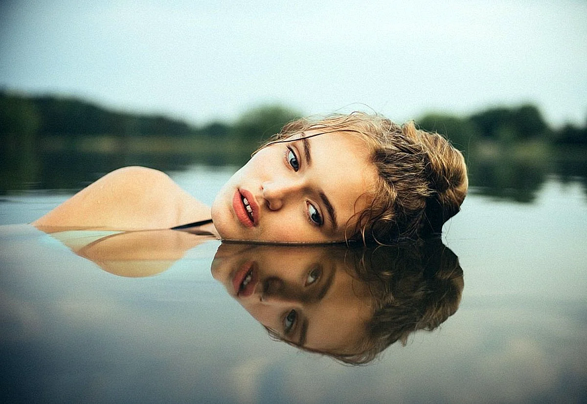 Отражение девушки в воде