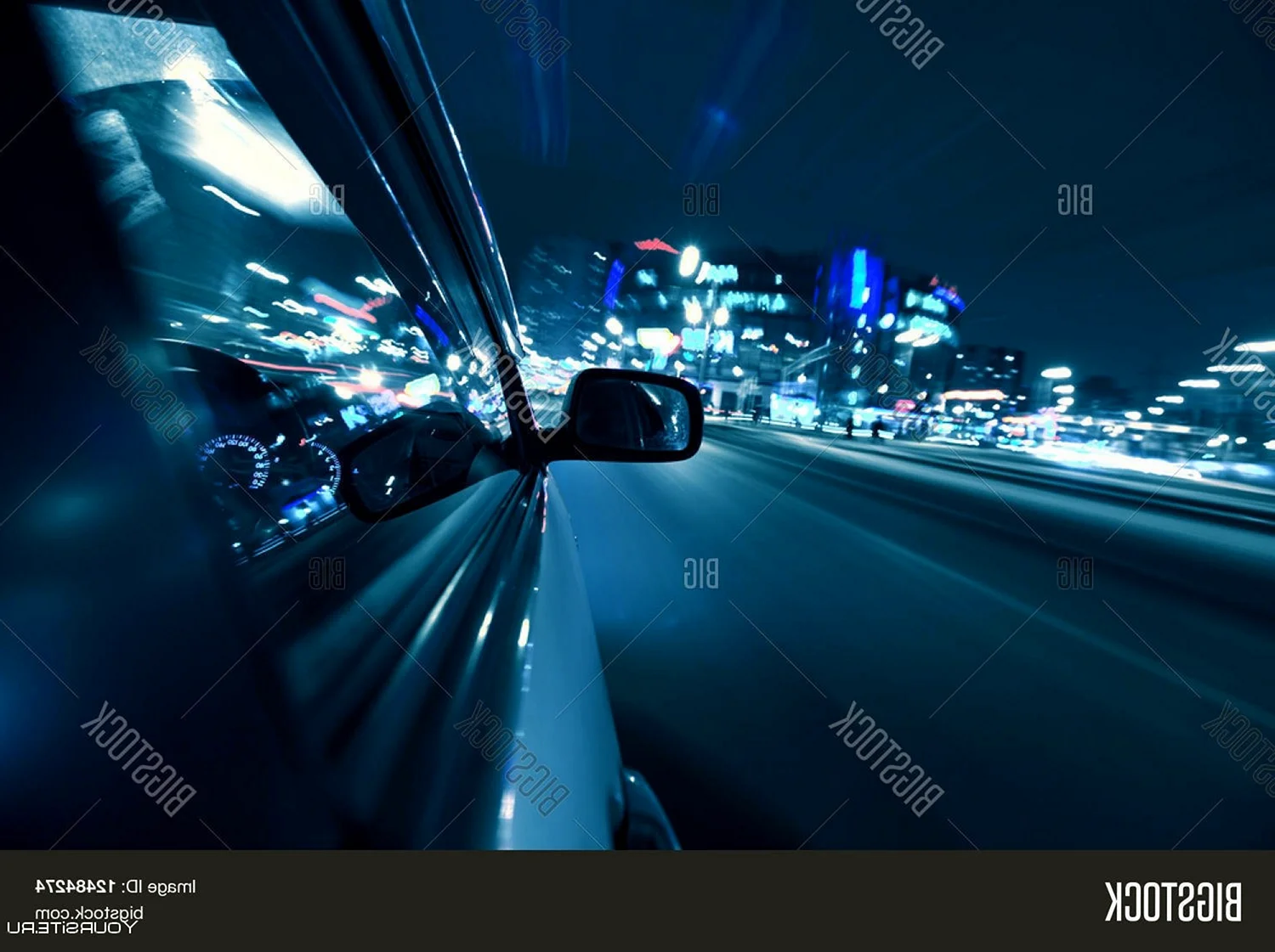 Машина ночью на дороге