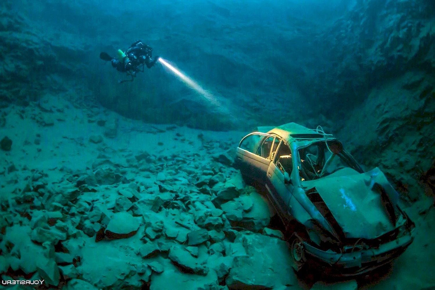 Машина под водой