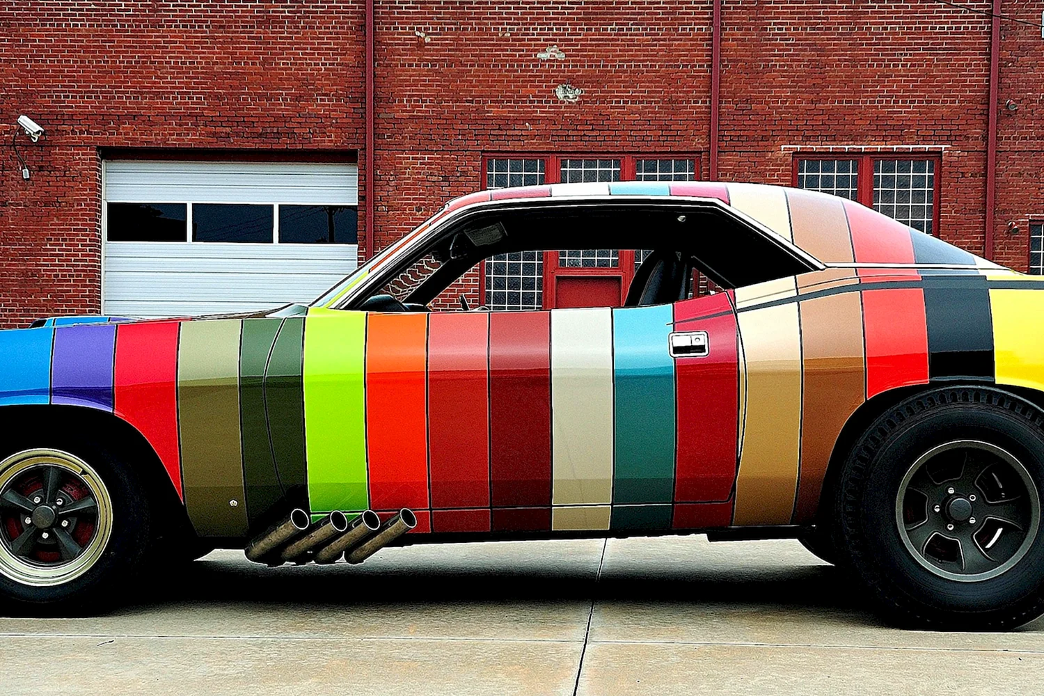Машина с разноцветной крышей