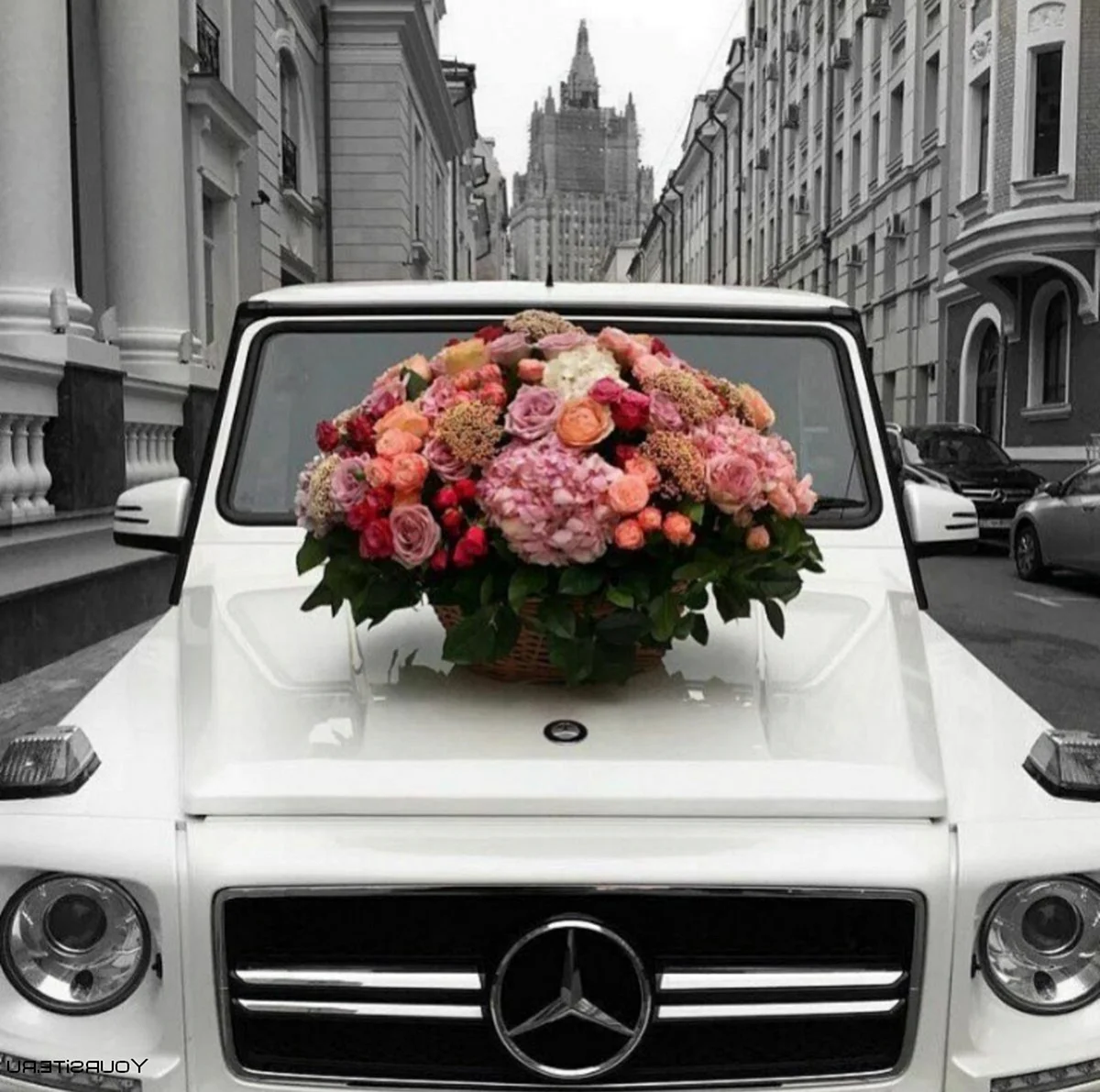 Машина с цветами