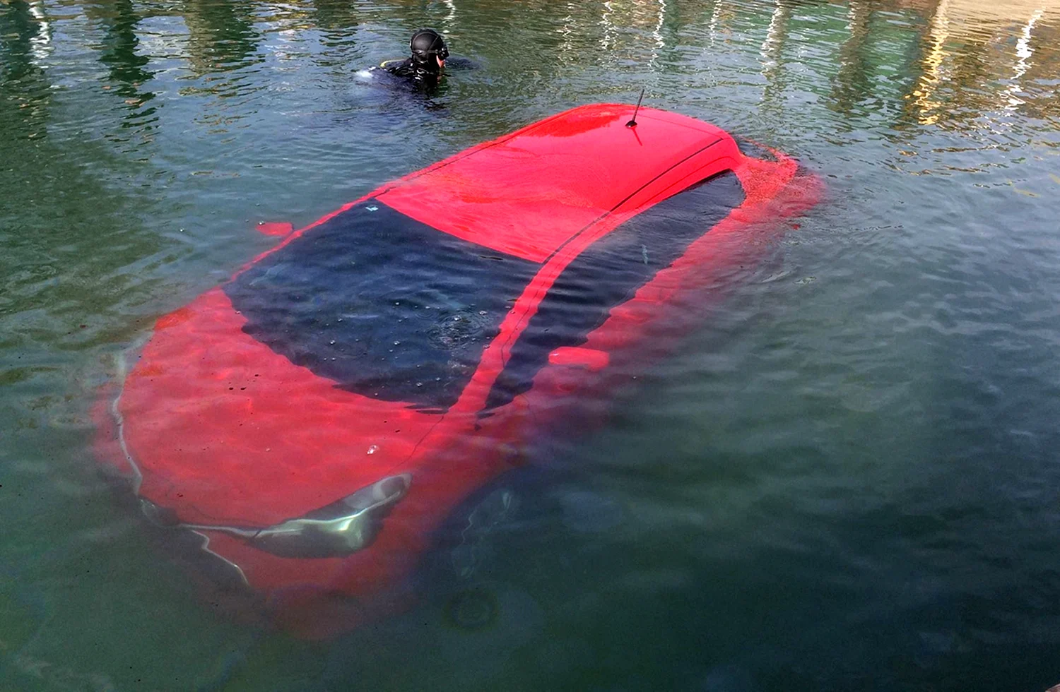 Машина тонет в воде