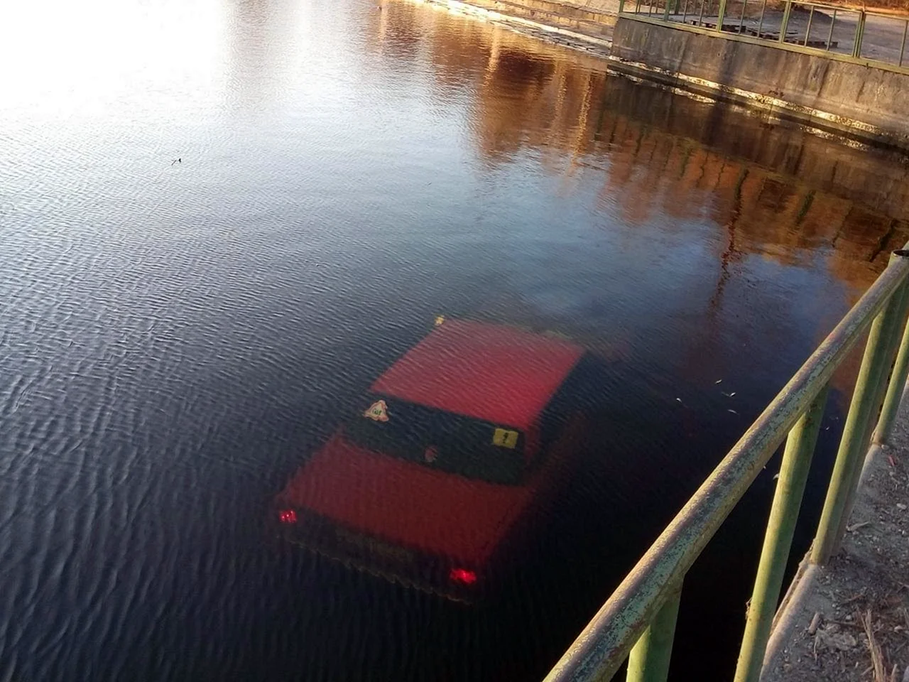 Машина в реке
