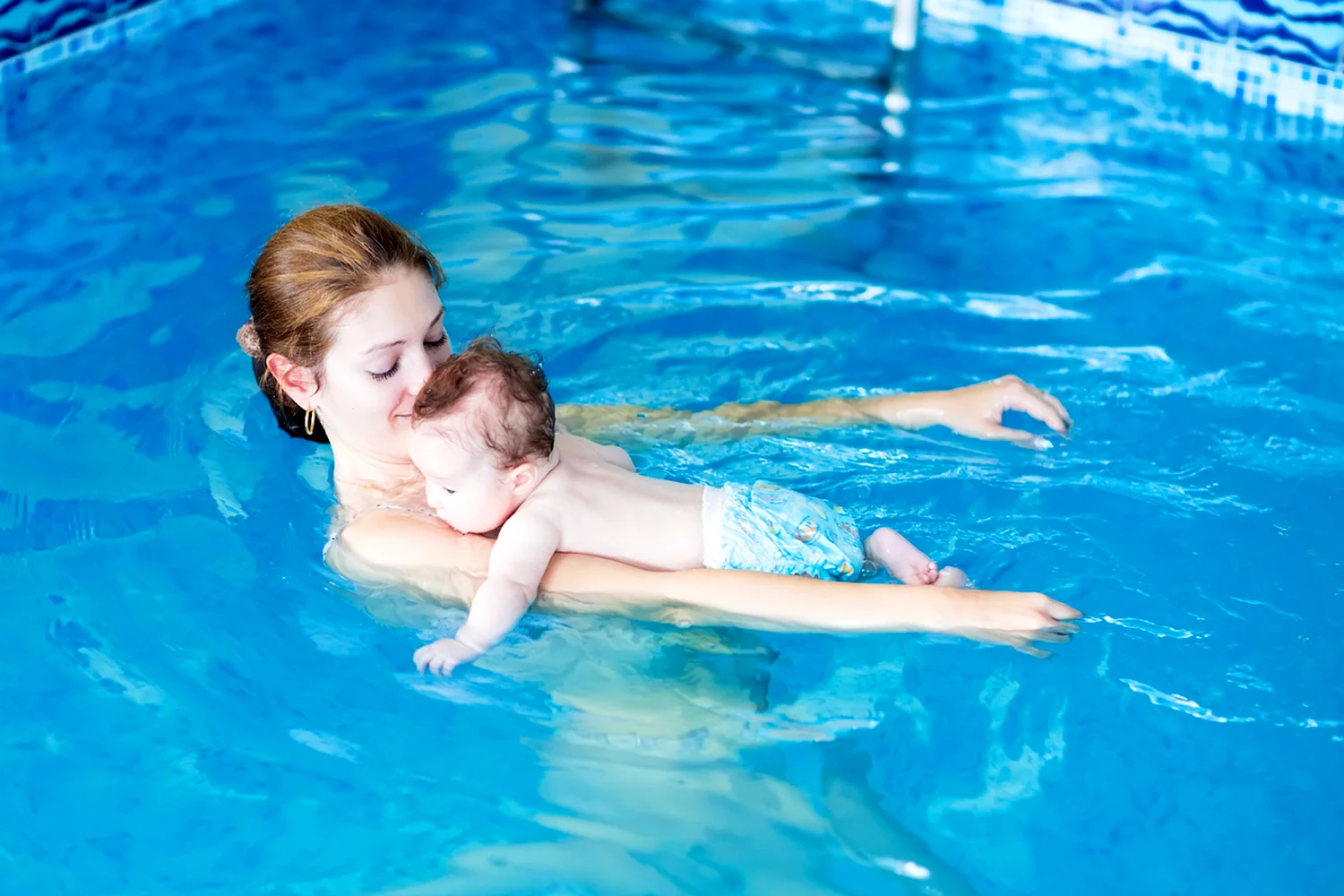 Мать и дитя в бассейне